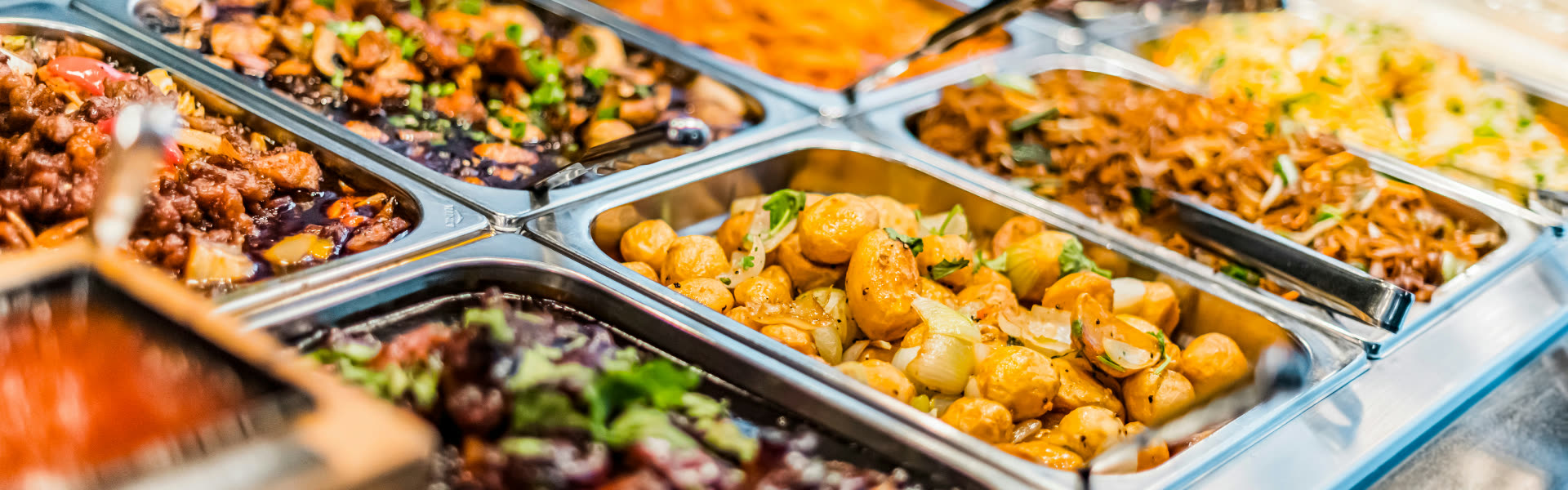 Cubas de buffet com variedade de pratos preparados pela Serv Minas