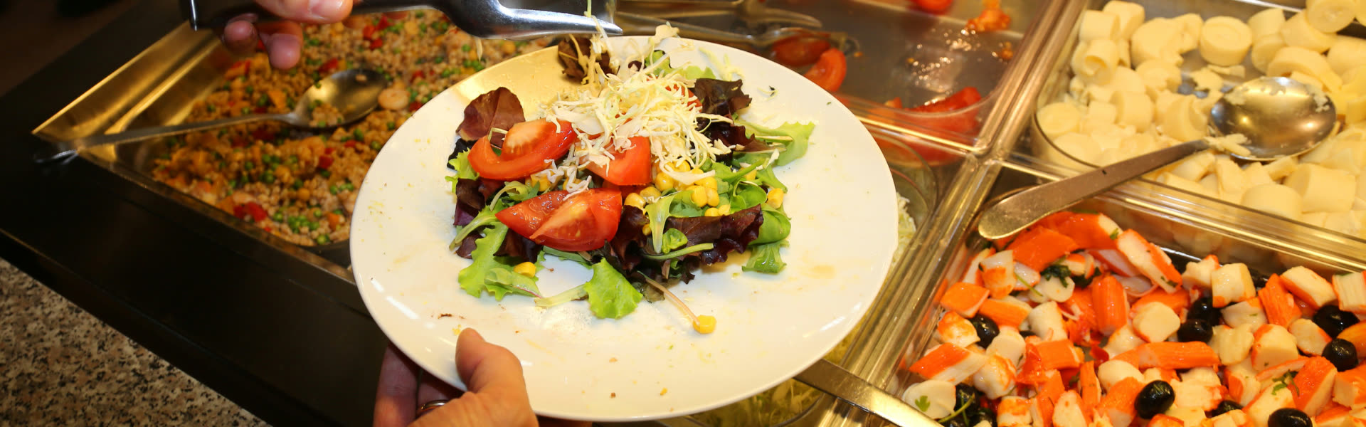 Prato montado no self-service dos restaurantes Serv Minas