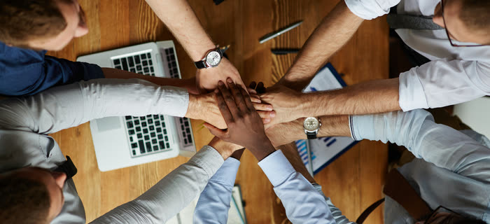 Equipe em parceria, mãos unidas