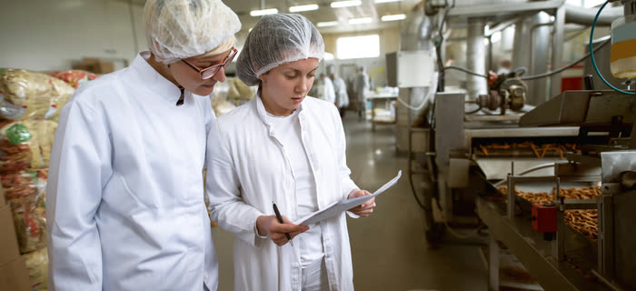 Equipe conferindo a qualidade dos ingredientes